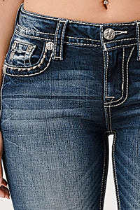 D988 Mid-Rise Jeans